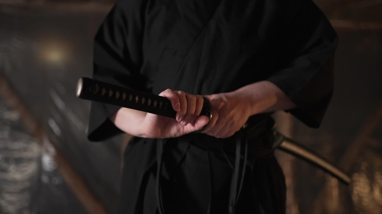 武士大师从传统的剑箱中拔出剑来视频下载