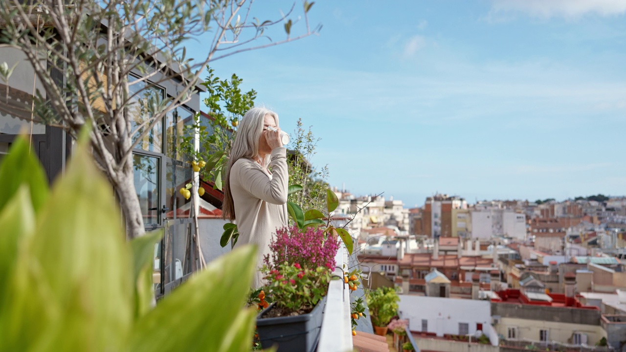 退休妇女享受咖啡和阳台景色在巴塞罗那视频素材