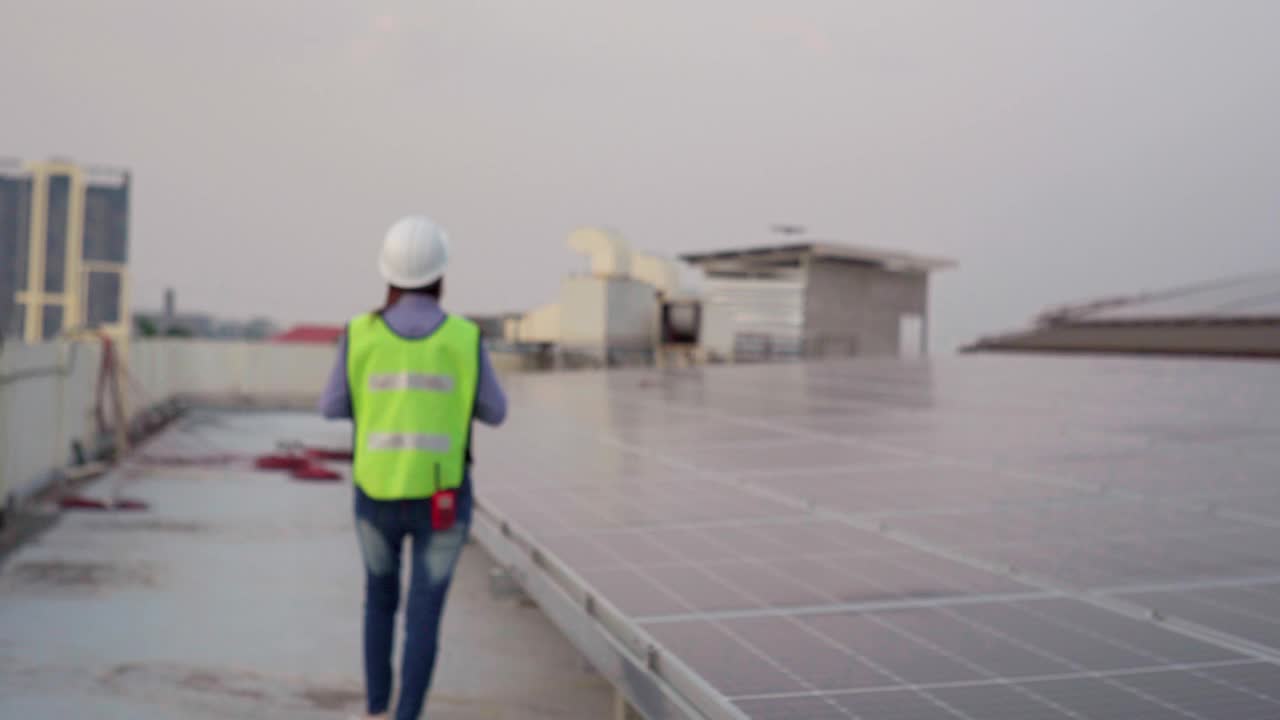 在太阳能电池板厂工作的亚洲女工程师视频下载