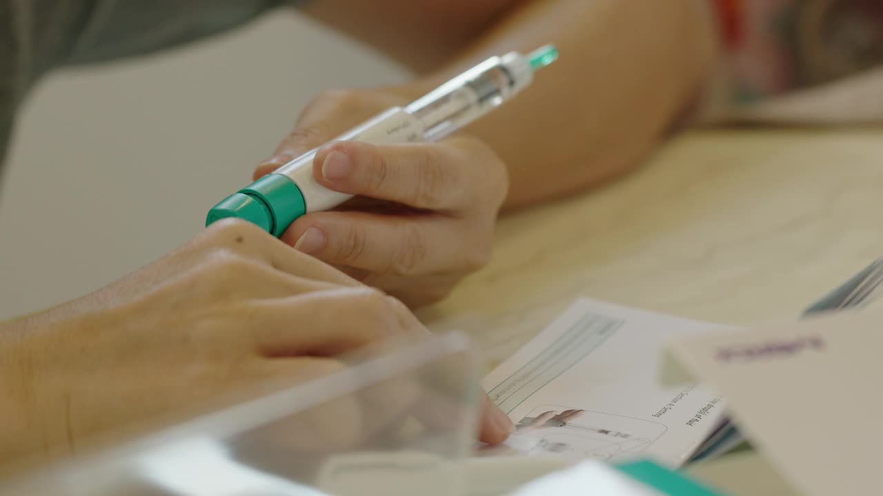 亚洲妇女使用预充笔注射器注射卵泡刺激素视频下载