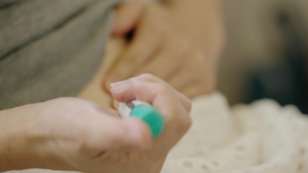 亚洲妇女使用预充笔注射器注射卵泡刺激素视频下载