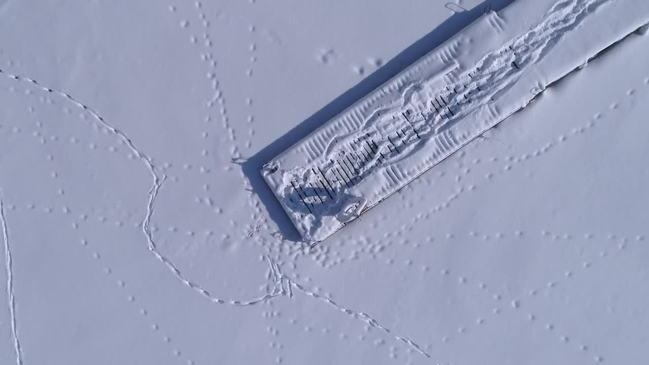 一个被冰覆盖的水库上的码头视频下载