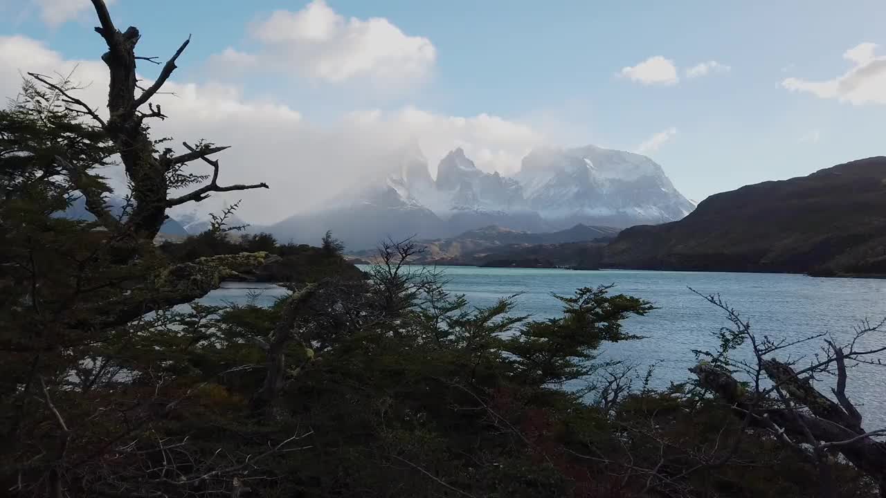 塞罗·佩恩·格兰德山和托雷斯·德·潘恩山。巴塔哥尼亚的本性。巴塔哥尼亚Chile的Nordenskjold Lake。视频下载
