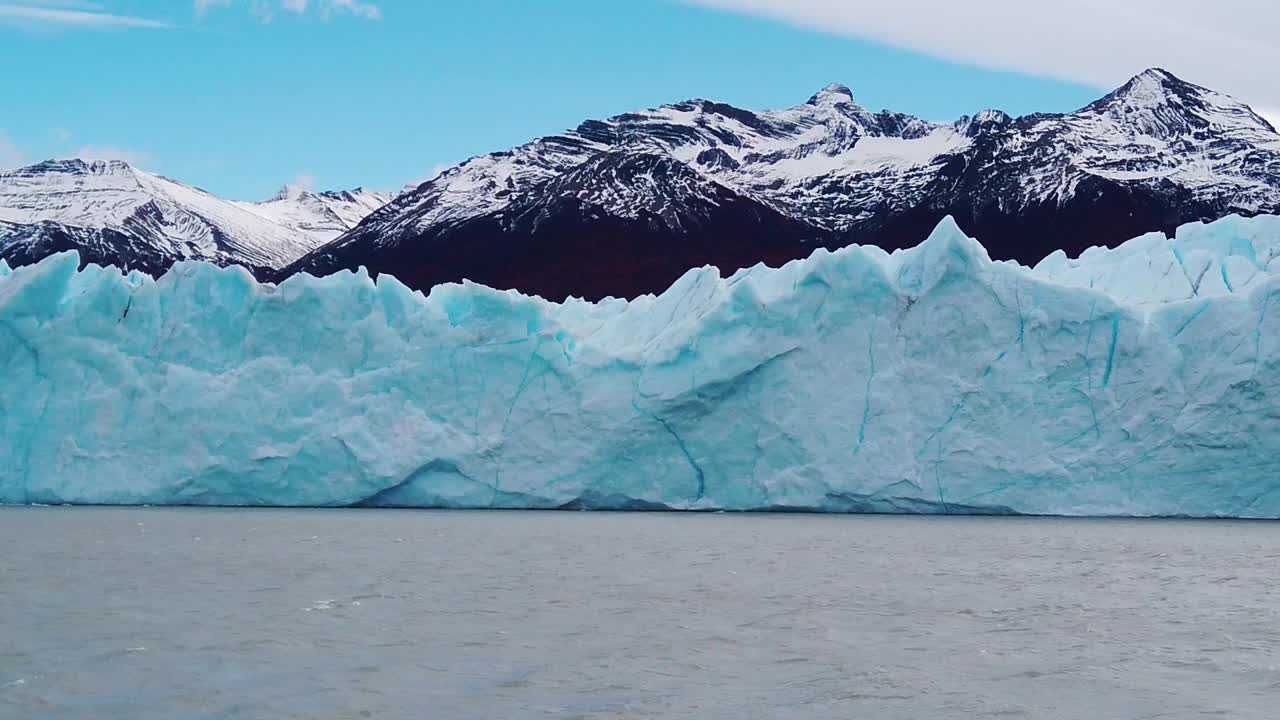 灰色的湖日落，蓝色的冰川灰色的慢镜头，巴塔哥尼亚。视频素材