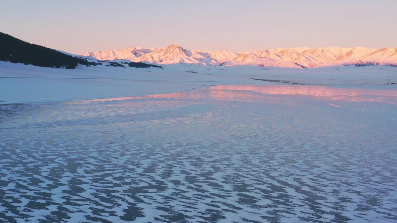 黄昏时湖面结冰的自然景观视频素材