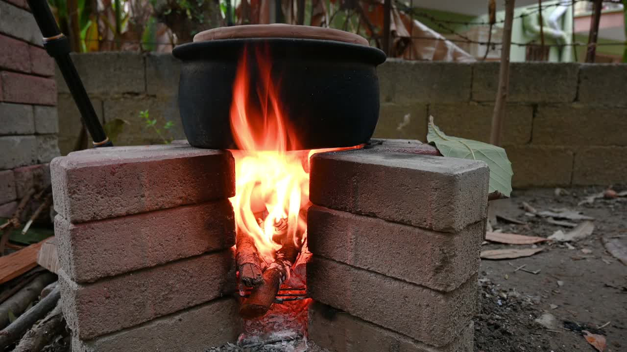 乡村厨房的传统烹饪方法是在户外生火视频素材