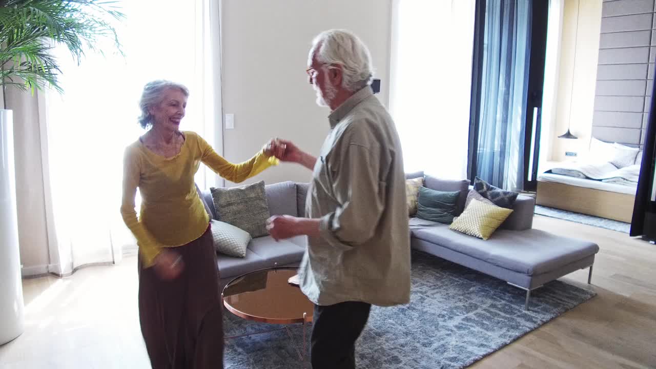 成年夫妇在家跳舞视频下载
