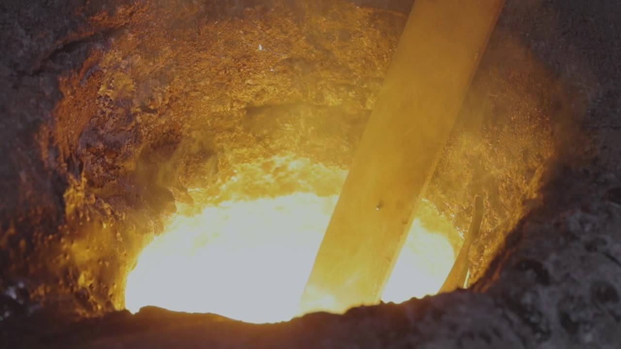 热烧红的金属。烧红的金属，在工厂里冶炼金属。视频素材