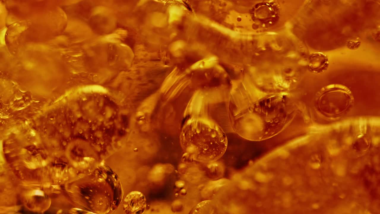 水下稠密液体的琥珀色气泡视频下载