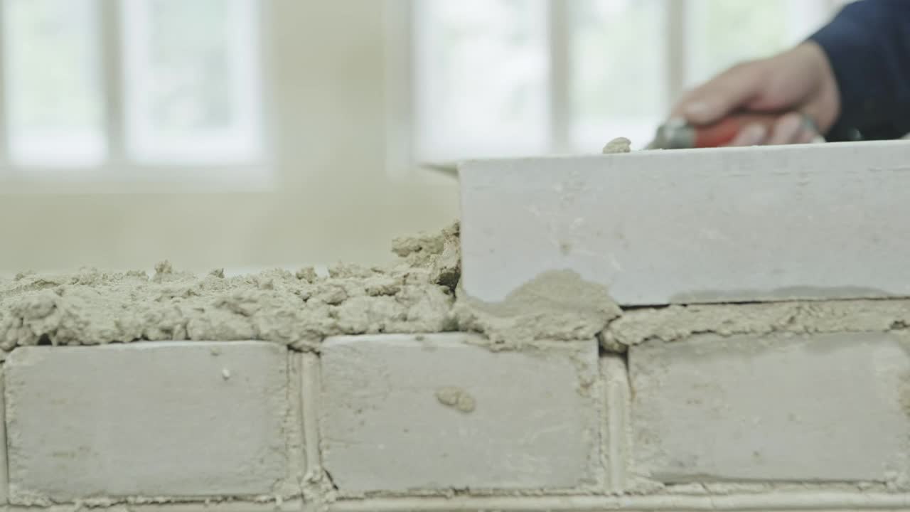 在建筑工地用泥铲砌砖的工人视频素材