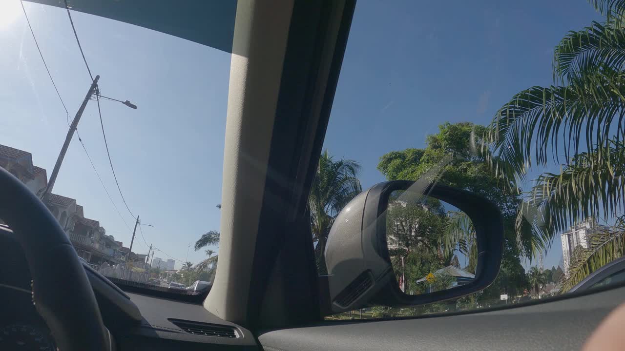 车侧后视镜的观点，在早上驾驶巡航在城市街道视频素材