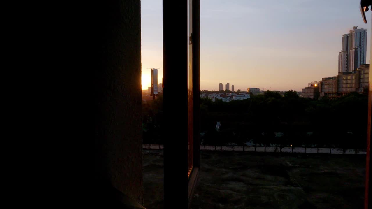日落美景模糊小时魔术小时从家庭房间窗口到城市景观视频素材