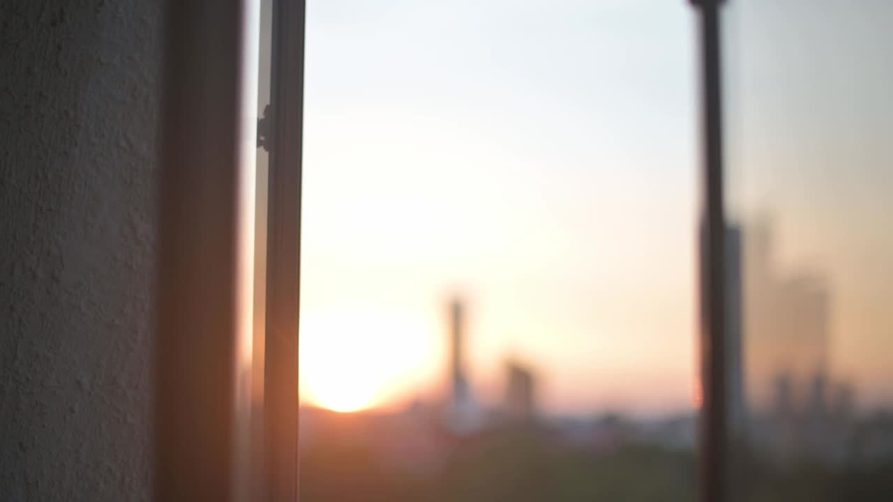日落美景模糊小时魔术小时从家庭房间窗口到城市景观视频素材