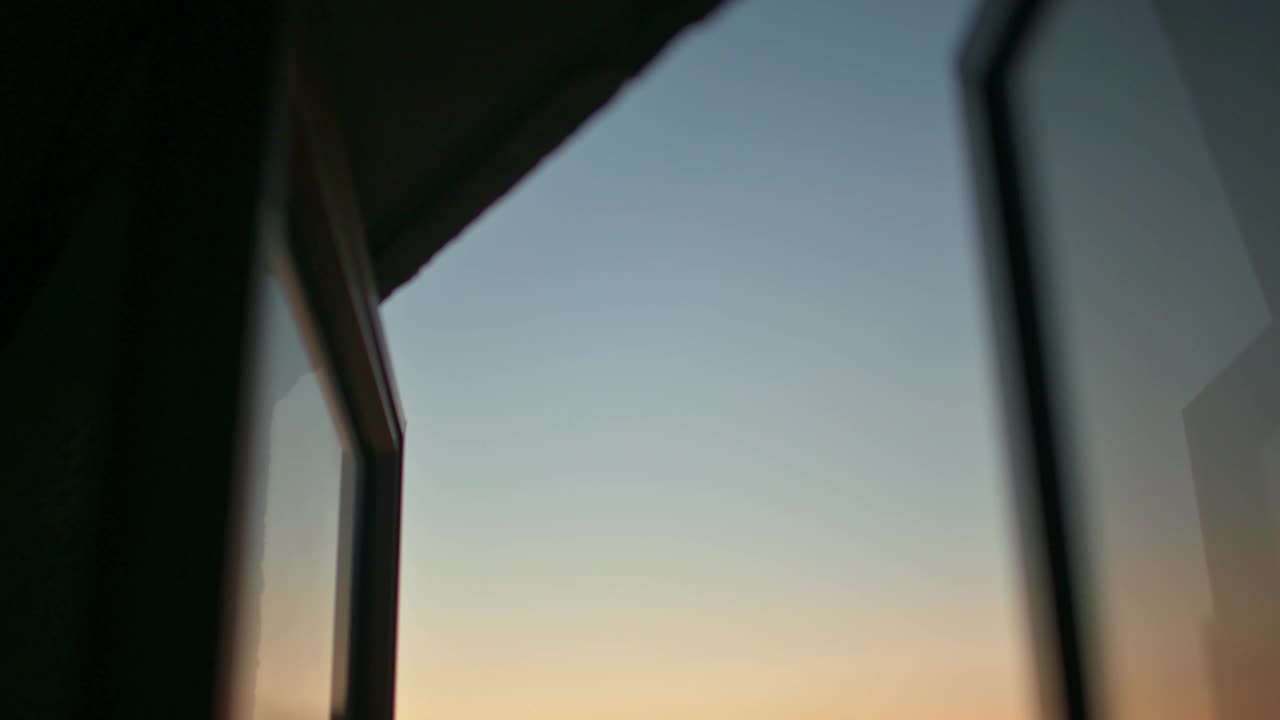 日落景观蓝色小时魔术小时从家庭房间窗口到城市景观视频下载