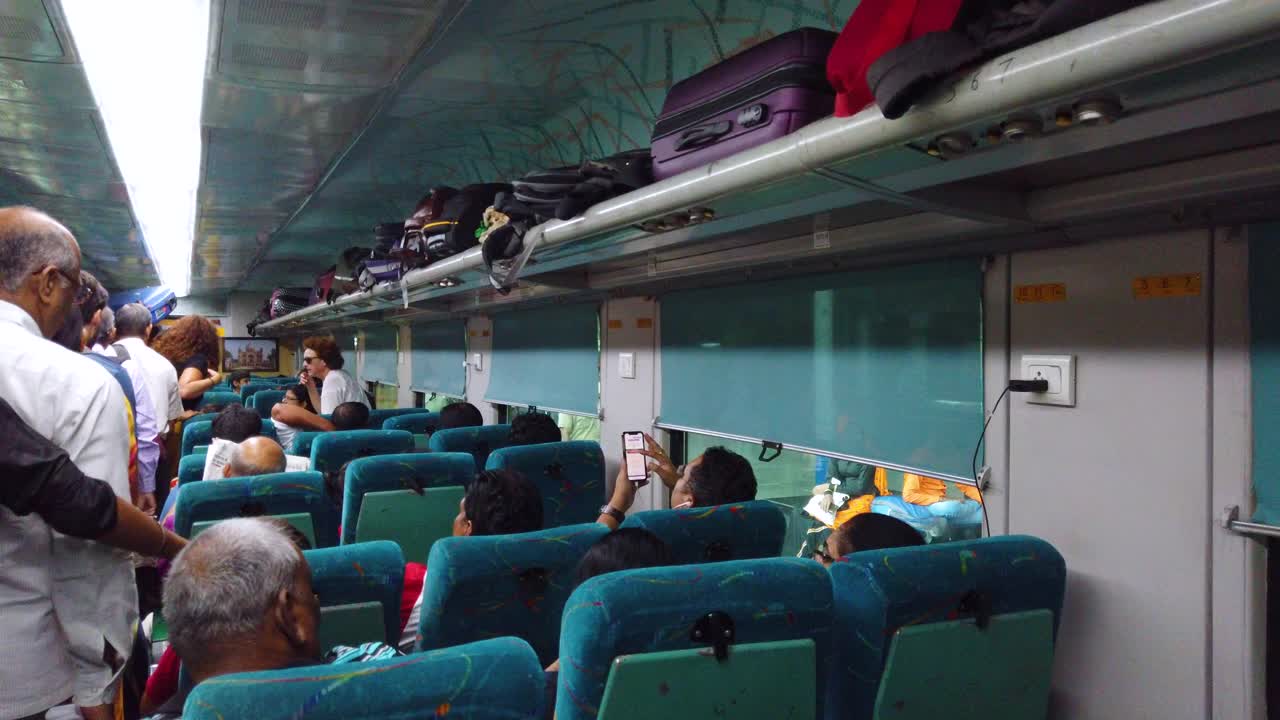 在印度，南亚坐火车旅行视频下载