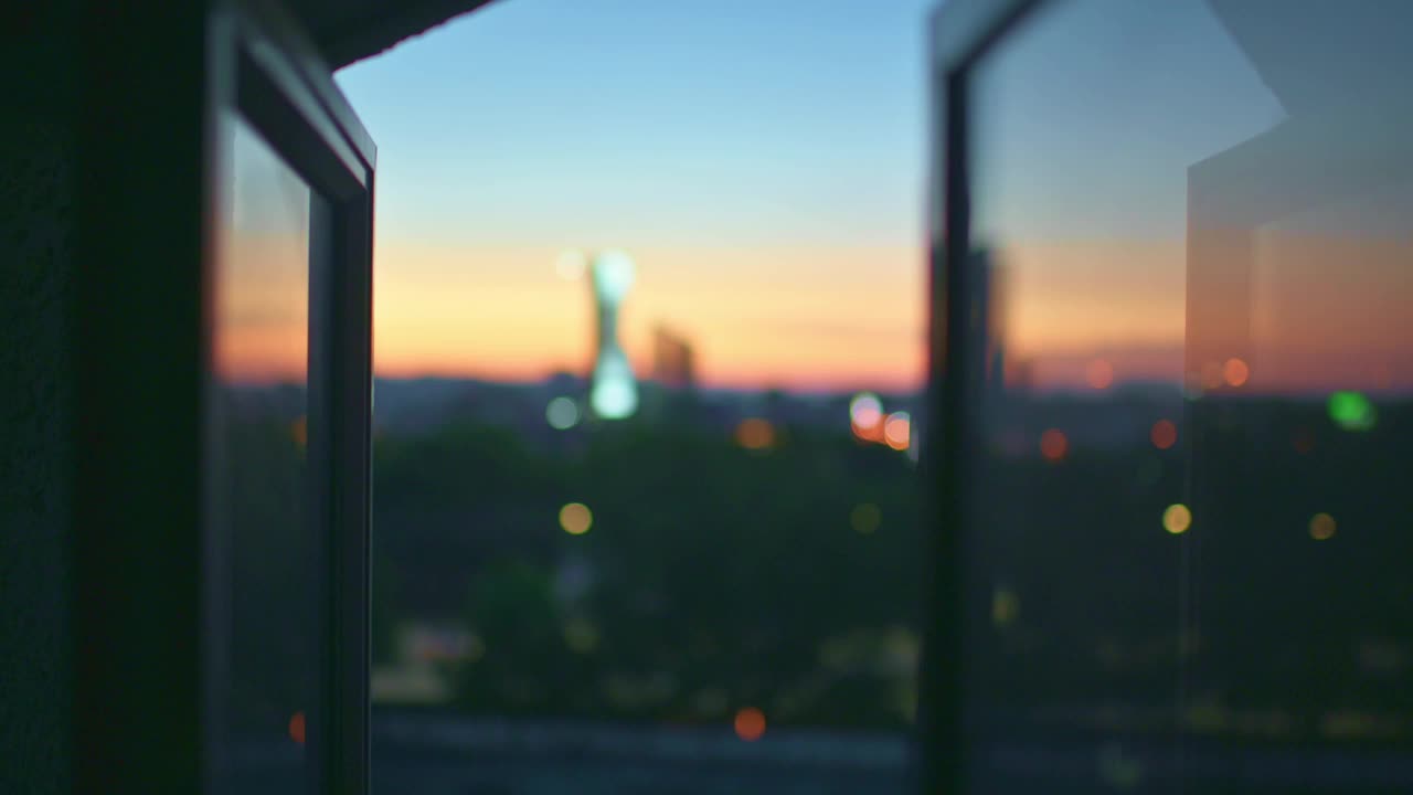 日落景观蓝色小时魔术小时从家庭房间窗口到城市景观视频下载
