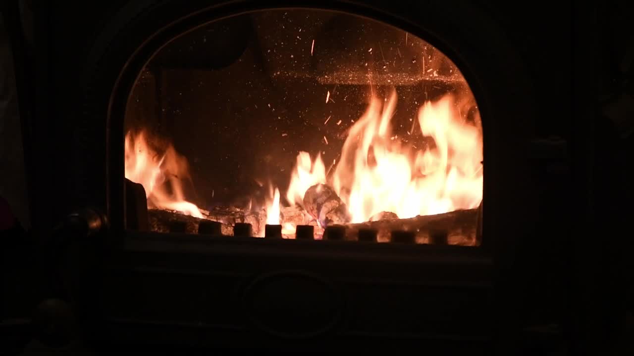 慢动作燃烧火焰与火花在乡村炉内视频素材