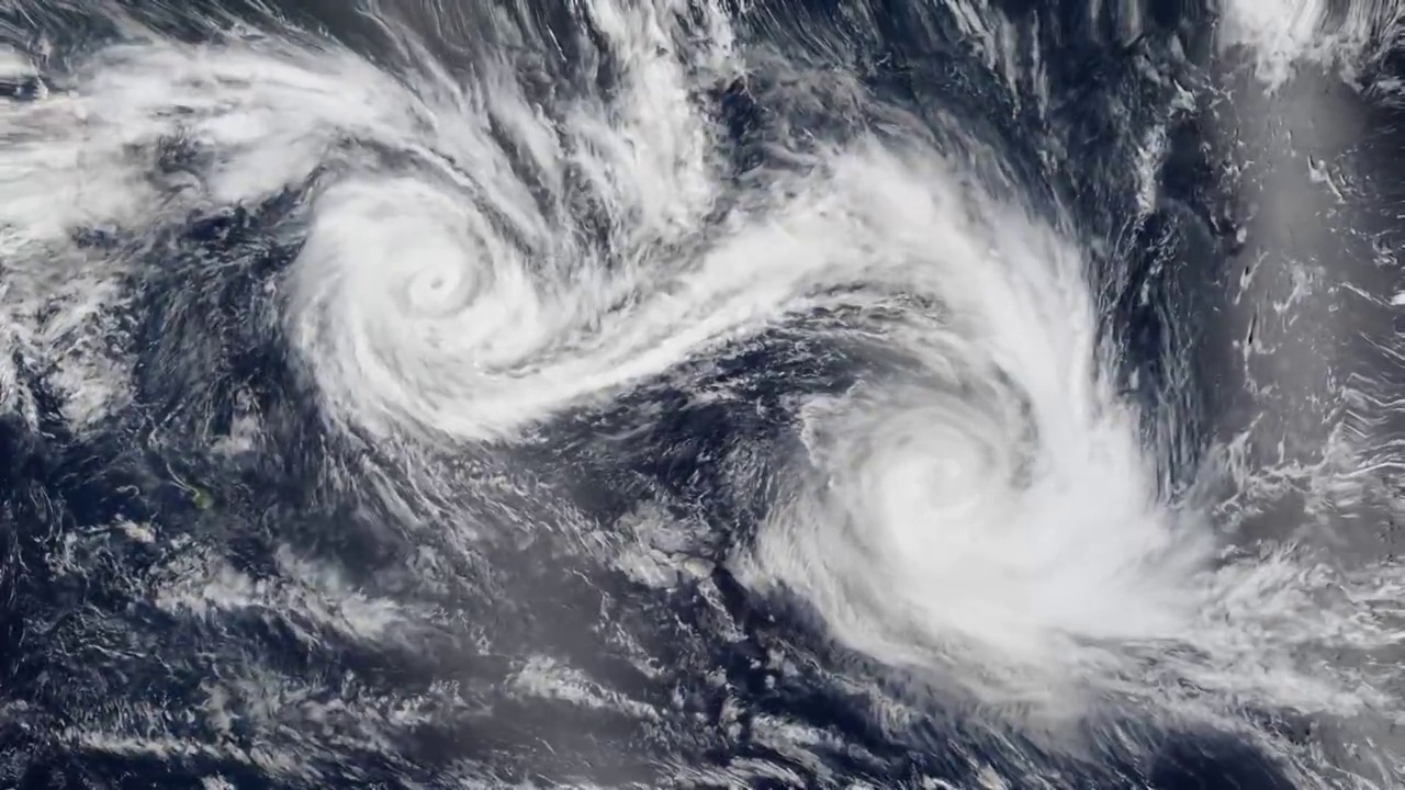 4K Cinemagraph，两个热带气旋，两个风暴在海洋中非常接近地搅动视频下载