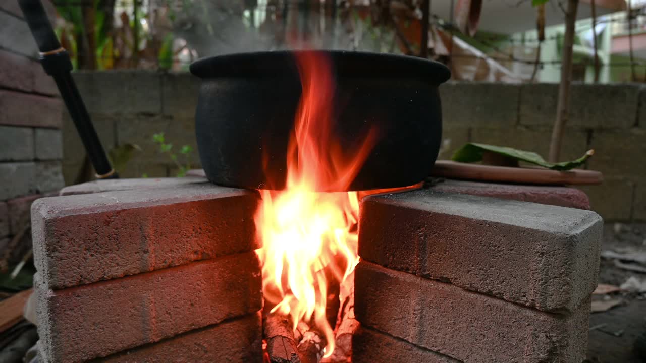 乡村厨房的传统烹饪方法是在户外生火视频素材