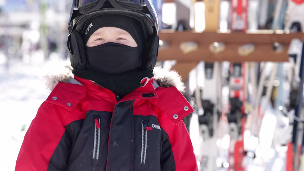 小男孩戴着滑雪头盔和面具在滑雪胜地的特写视频素材