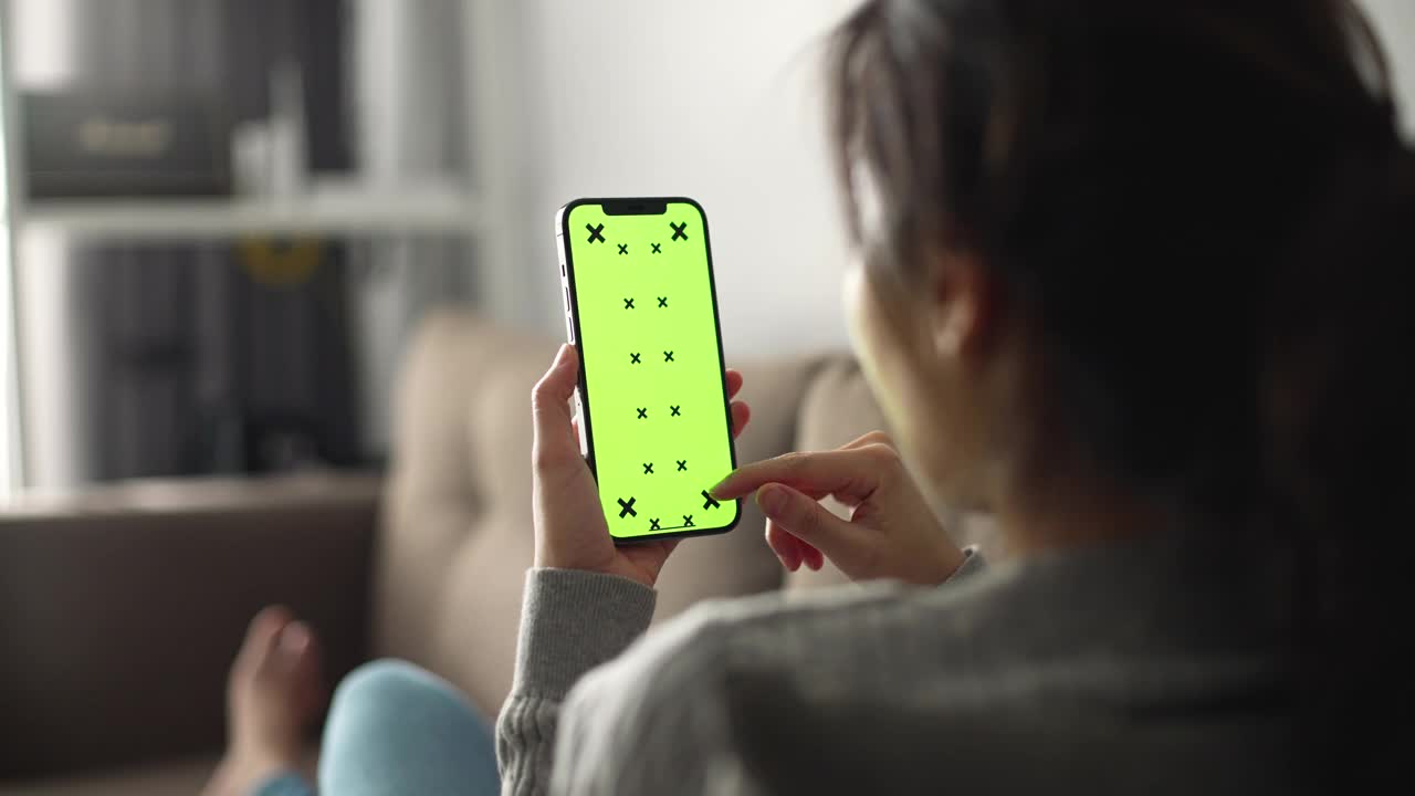 亚洲女性使用智能手机显示色度键视频下载