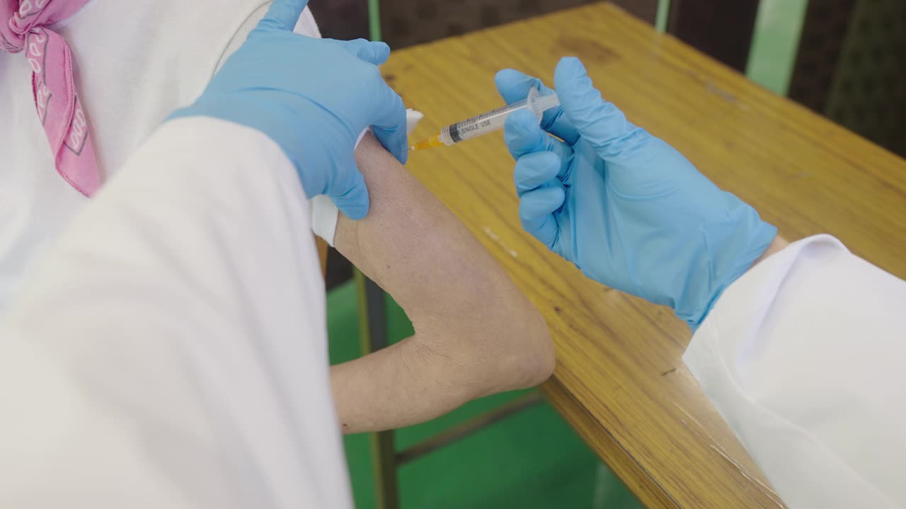 老年妇女接种疫苗时的特写视频视频素材