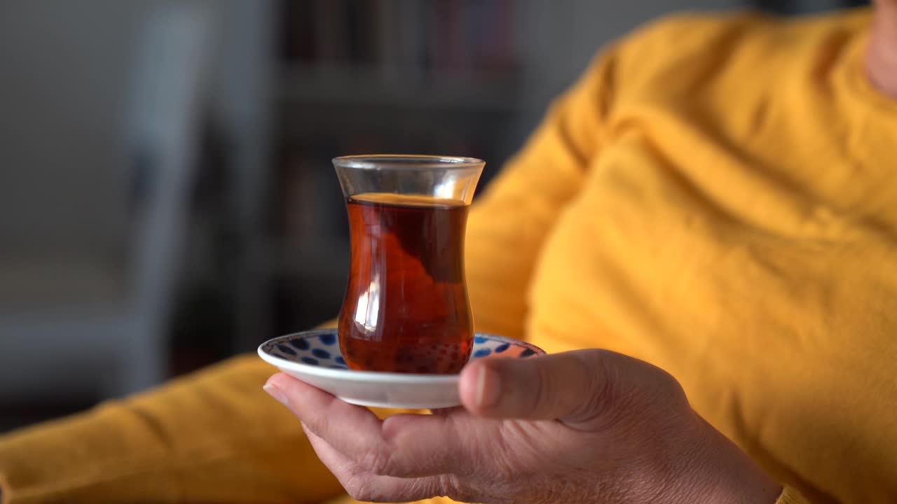 老年妇女饮茶视频素材