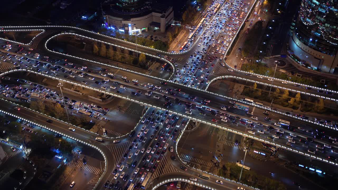 夜间天桥和城市交通的无人机视角/北京，中国视频下载