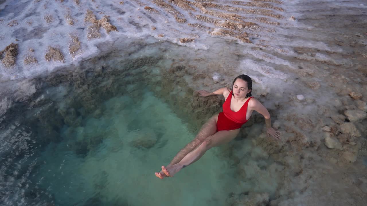 女子在锡瓦绿洲的盐湖中游泳视频下载