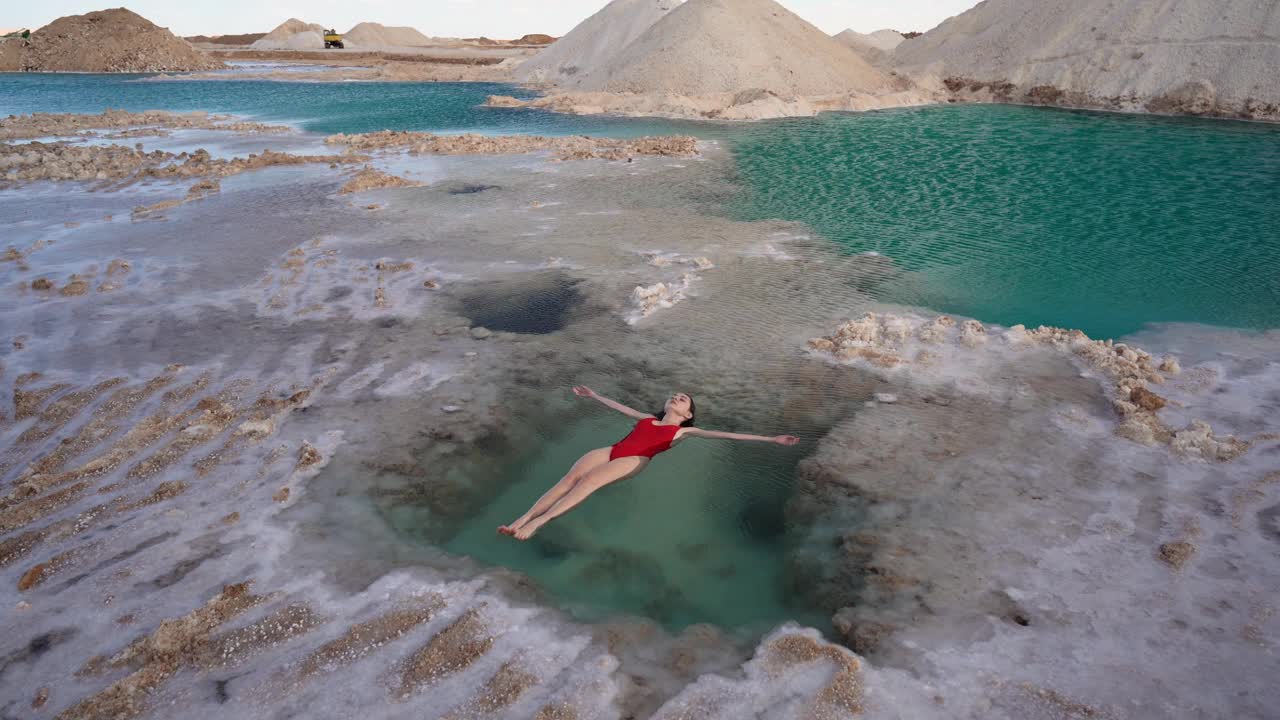 女子在锡瓦绿洲的盐湖中游泳视频下载