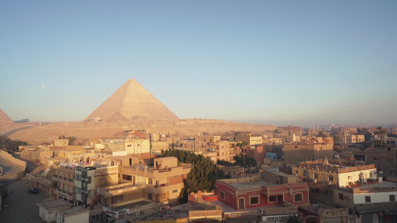 日落时吉萨金字塔的美景视频素材