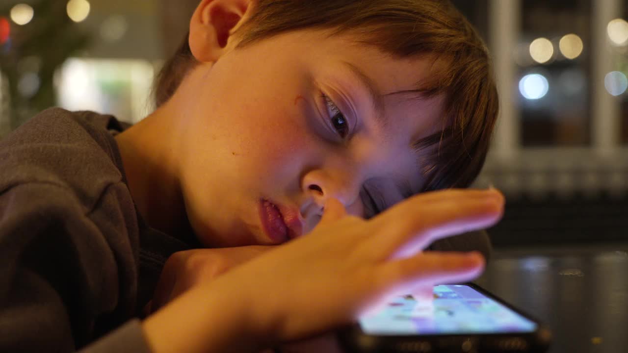 小男孩用智能手机玩电子游戏视频下载