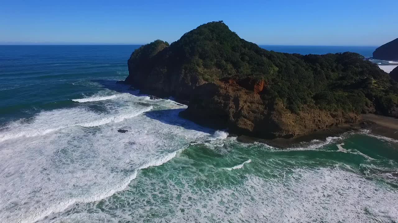 飞过新西兰西奥克兰的Karekare海滩视频素材