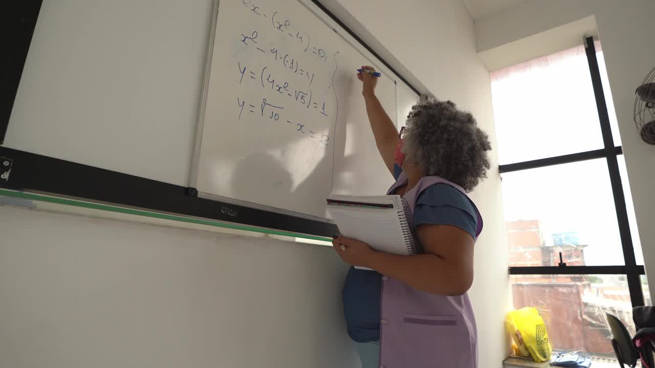 老师在黑板上写字，戴着口罩视频下载