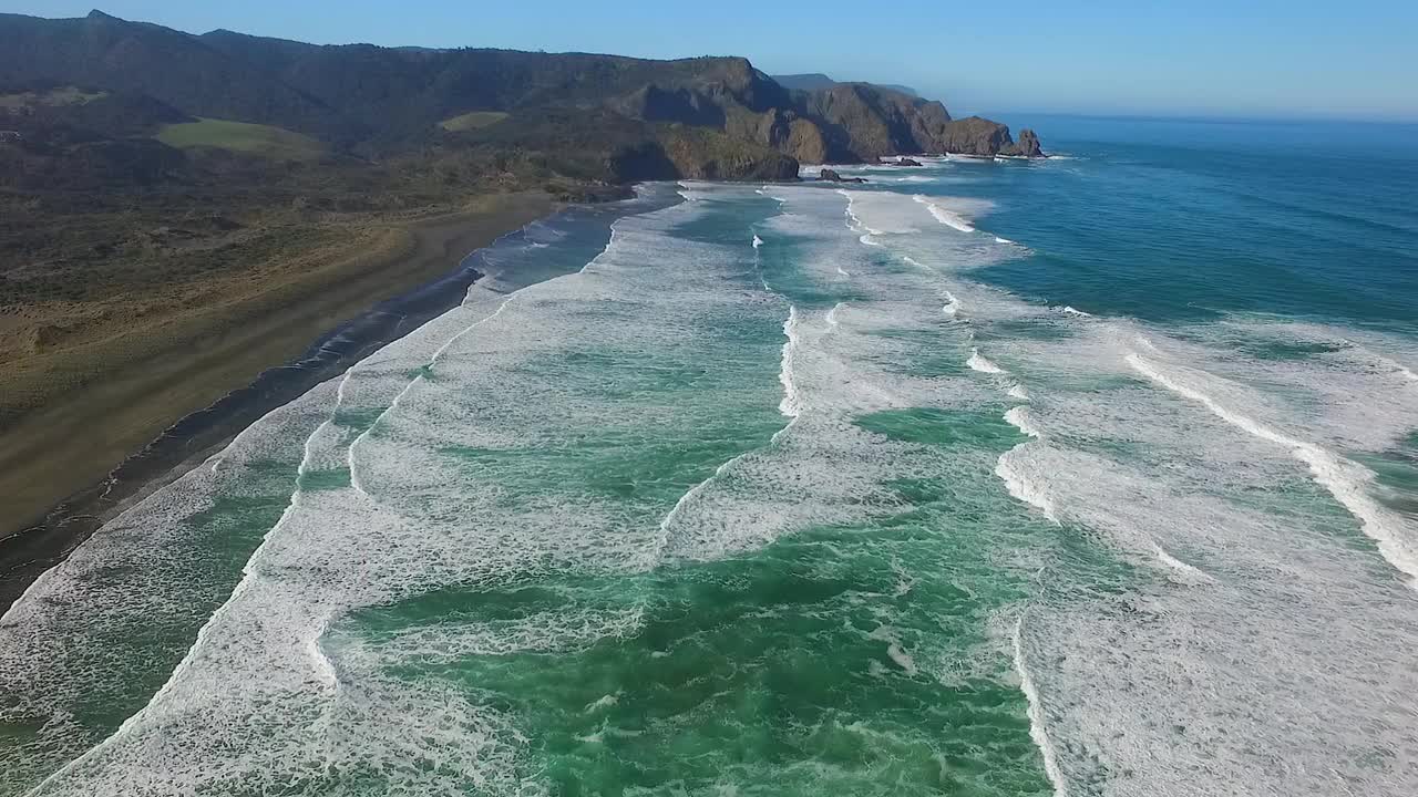 飞过新西兰西奥克兰的Karekare海滩视频下载