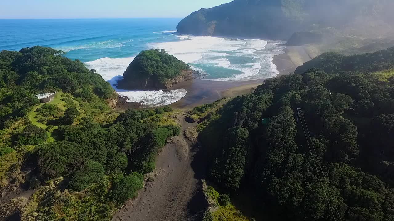 飞过新西兰西奥克兰的Karekare海滩视频下载
