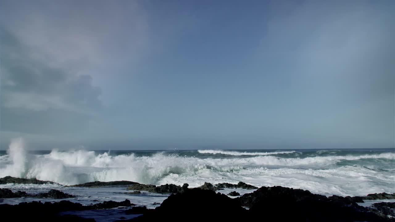 巨浪冲击着多岩石的海岸视频下载