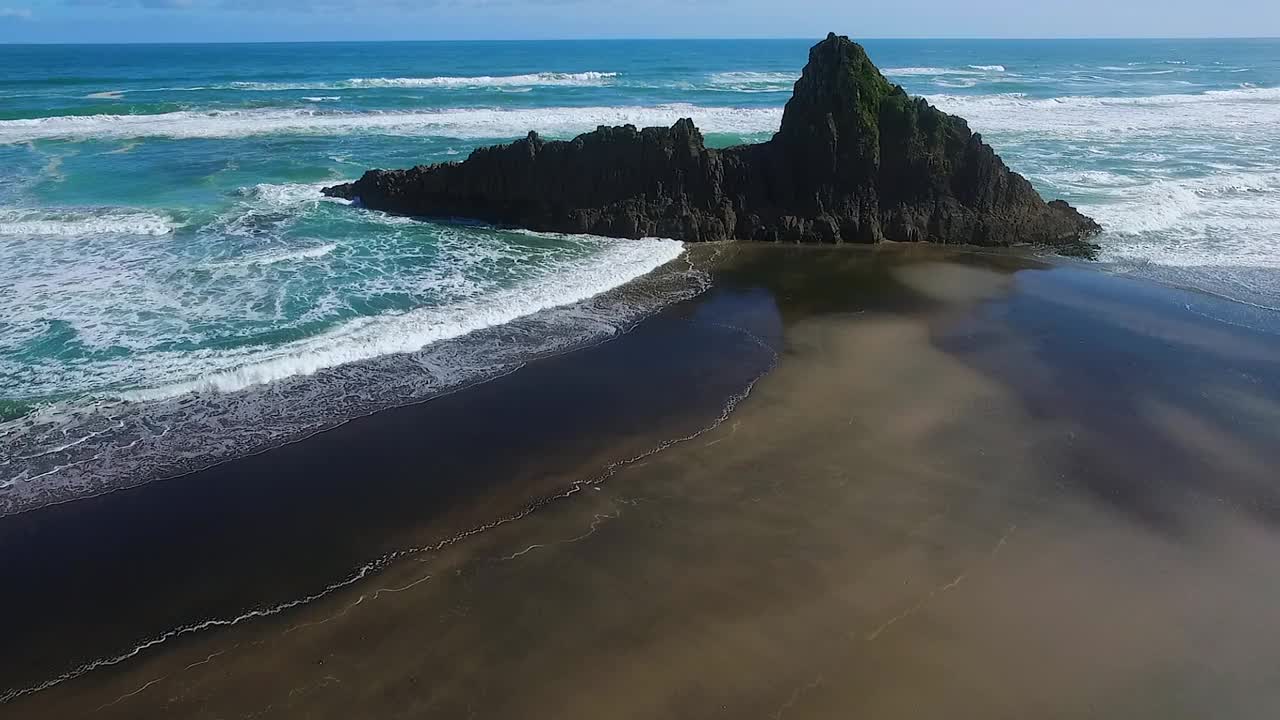 飞过新西兰西奥克兰的Karekare海滩视频素材