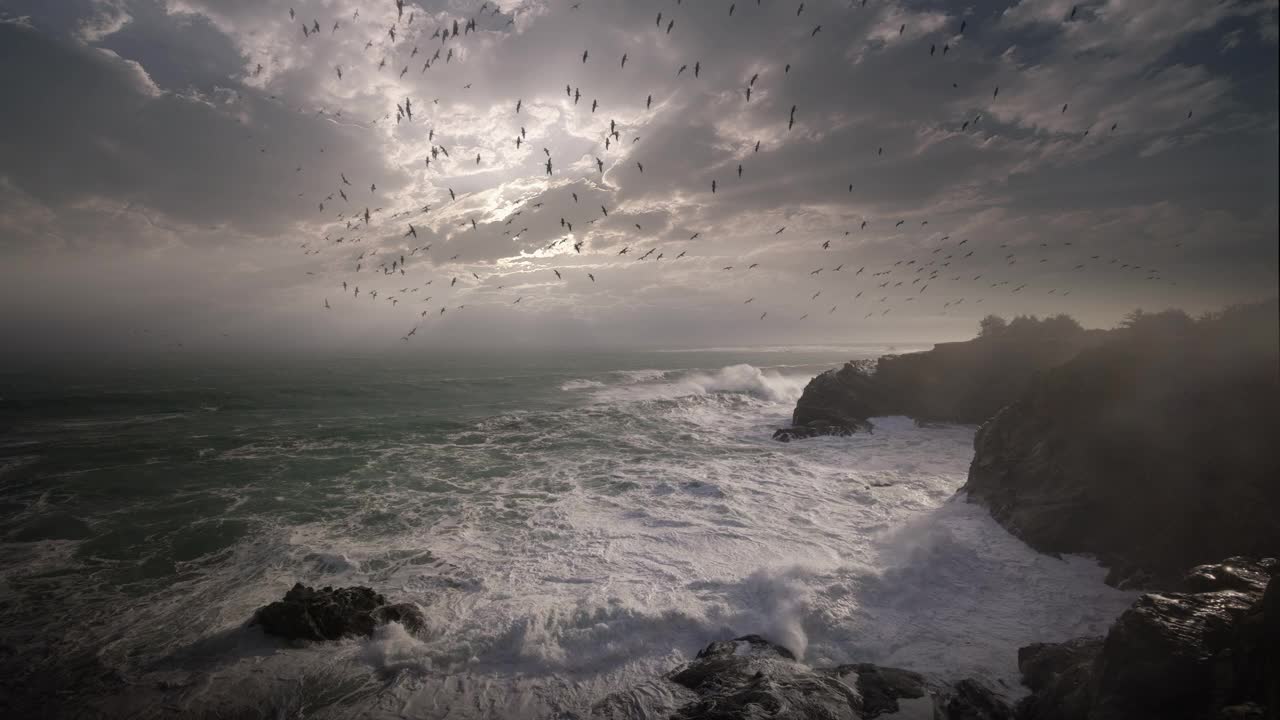 日落时分，太平洋风暴带来的巨浪冲击着俄勒冈海岸视频素材