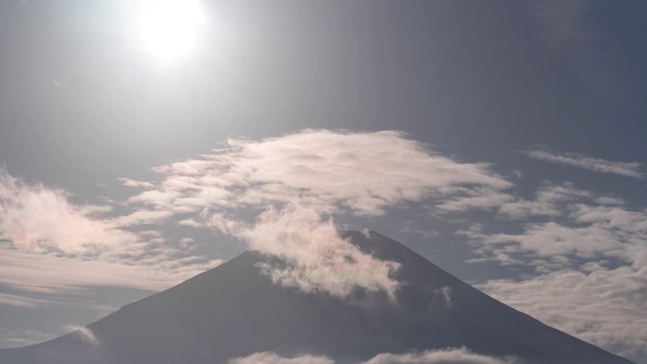 夕阳西下，富士山的彩云(延时/倾斜)视频下载