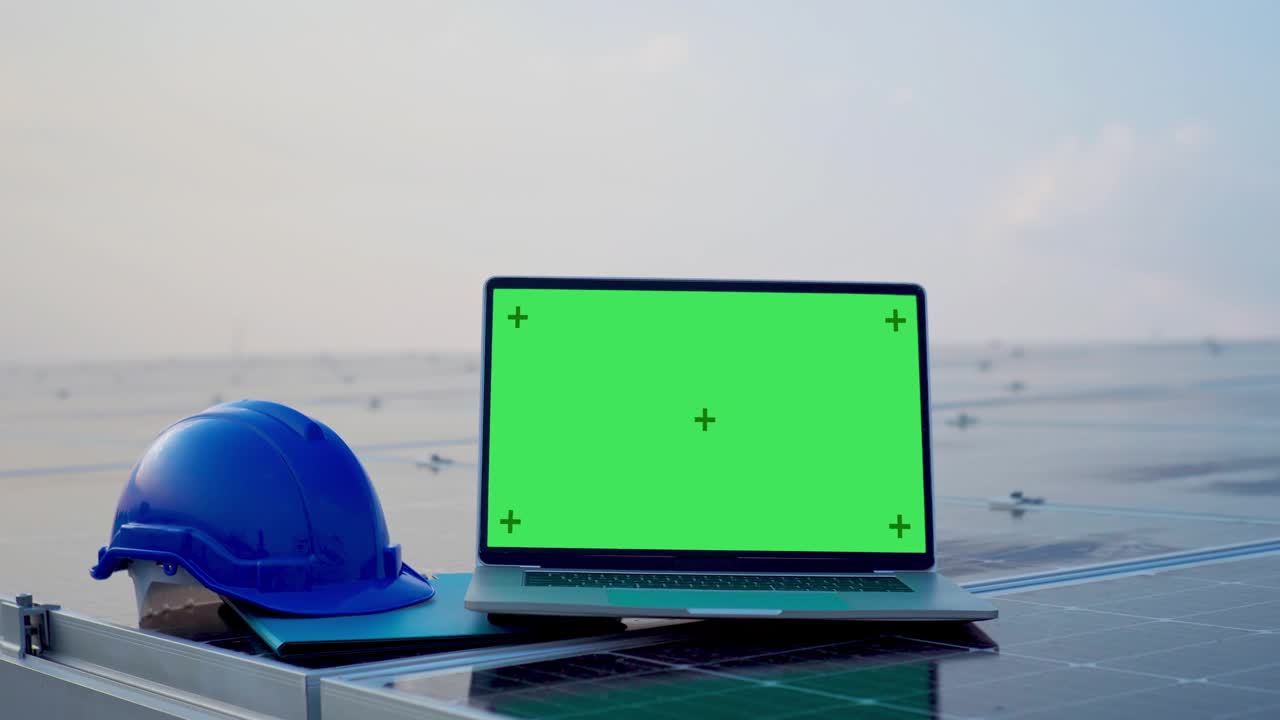 太阳能电池板上有空白绿色屏幕的笔记本电脑视频下载