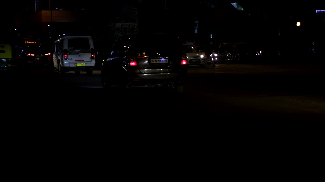 新德里夜间的交通状况视频素材