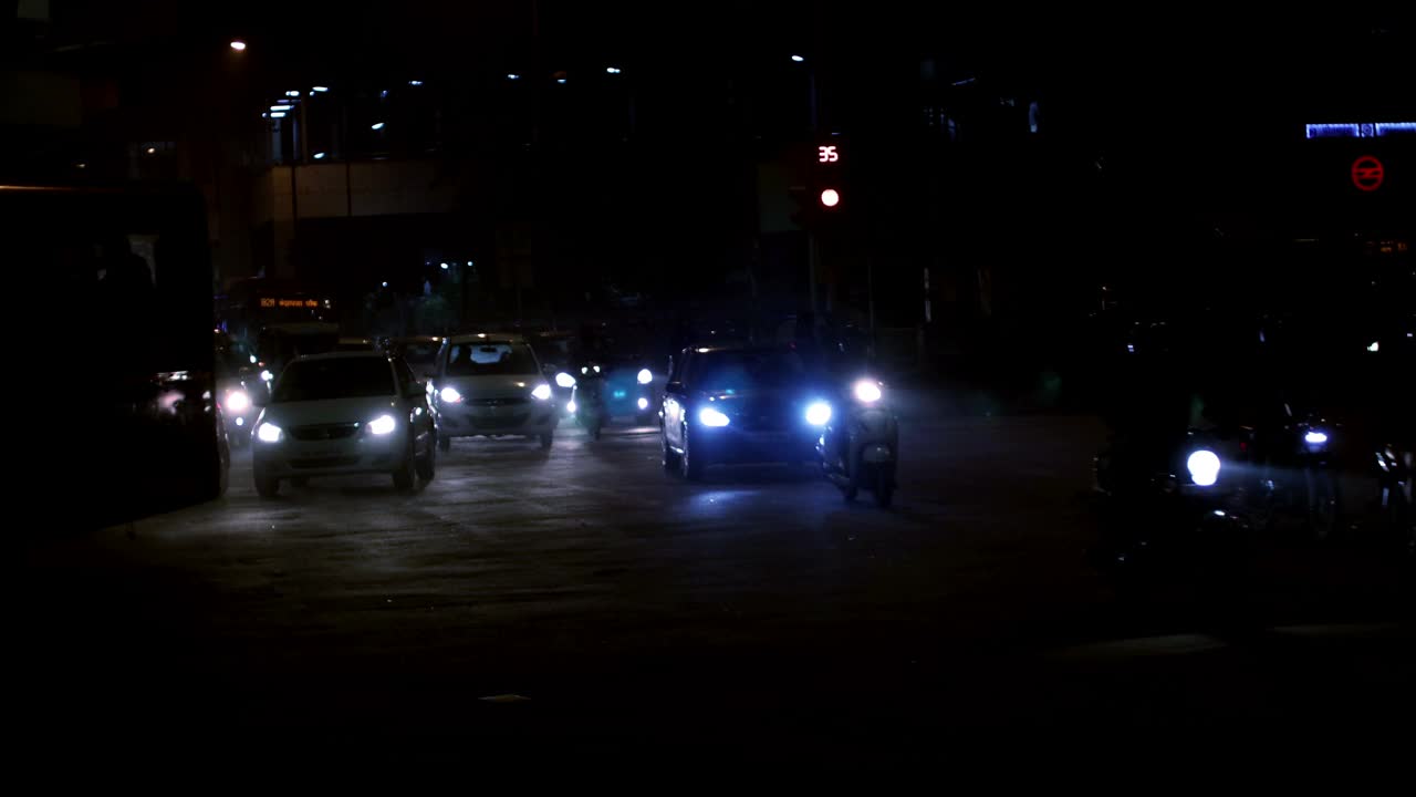新德里夜间的交通状况视频素材