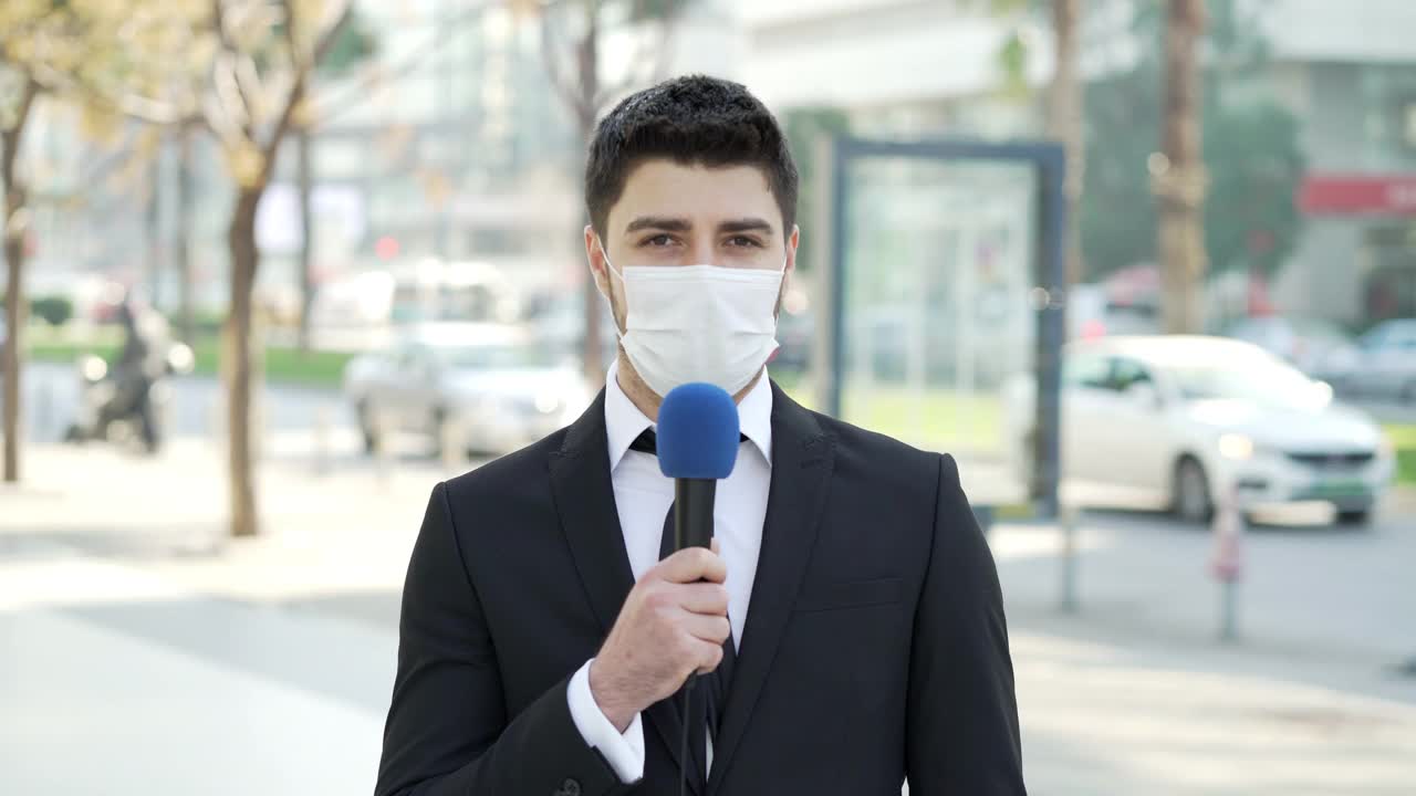 戴着口罩的电视记者视频素材
