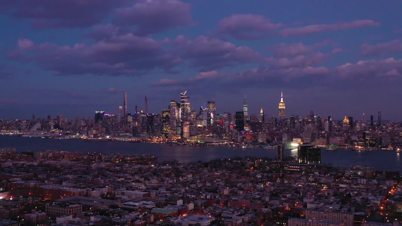 曼哈顿中城的城市天际线和霍博肯之夜。鸟瞰图。美国视频素材