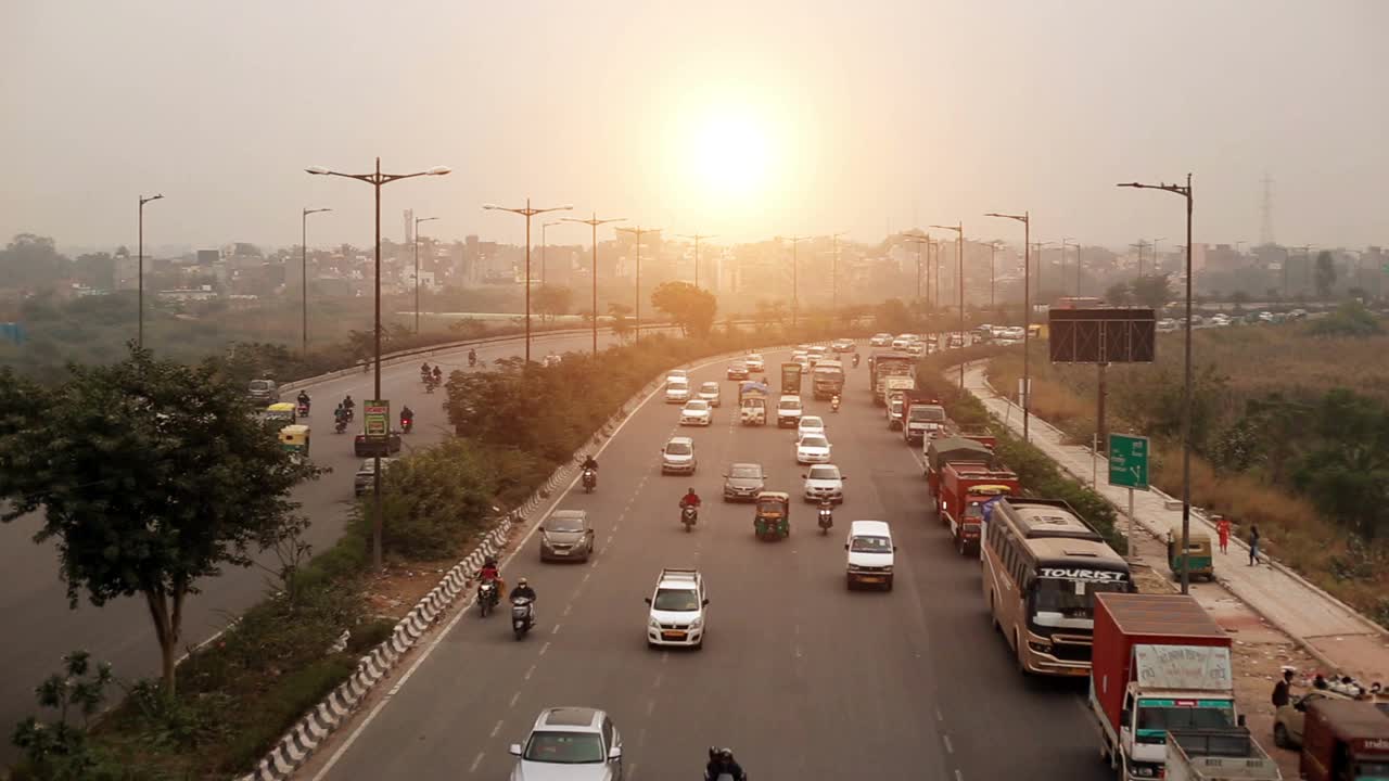 日落时分，印度新德里的外环路交通视频素材