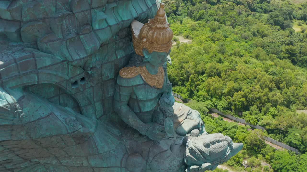 毗瑟奴骑鹰路荼的近景鸟瞰图。巨大的铜蓝色和绿色的Garuda Wisnu Kencana雕像在印度尼西亚的巴厘岛视频素材