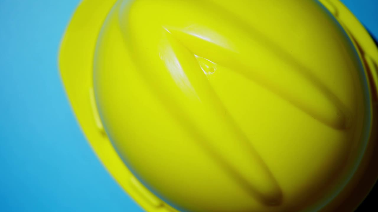 在黄色施工头盔上旋转视频视频素材