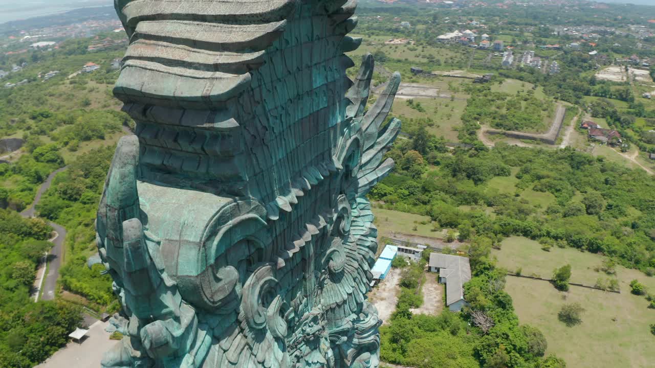 近距离鸟瞰图围绕Garuda Wisnu Kencana雕像在巴厘岛，印度尼西亚。印度重要神毗湿奴的高大宗教纪念碑视频素材