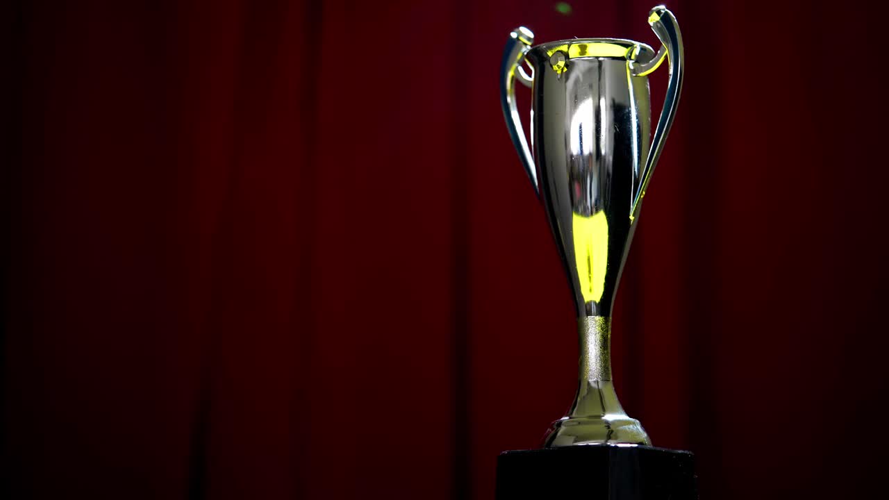 冠军概念金杯放置在红色幕布的舞台背景。视频下载